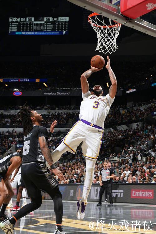 詹姆斯连4场三双浓眉40+12 湖人险胜马刺4连胜